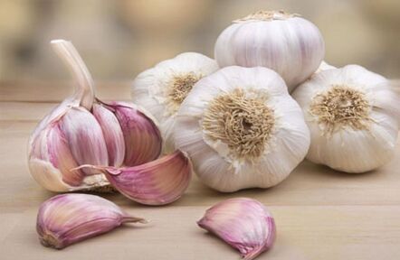 How and how to treat the fungus on legs nails